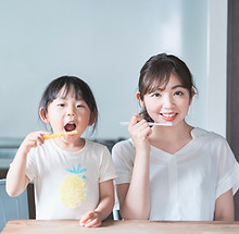 ブラッシングする親子