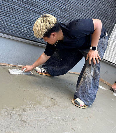 外構工事中の男性