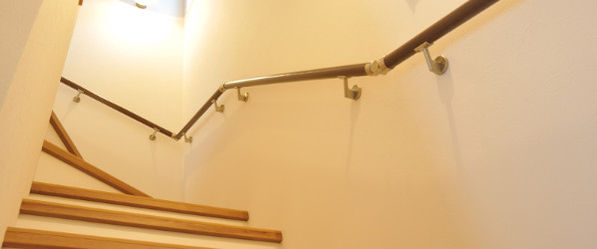 手すりのついた階段