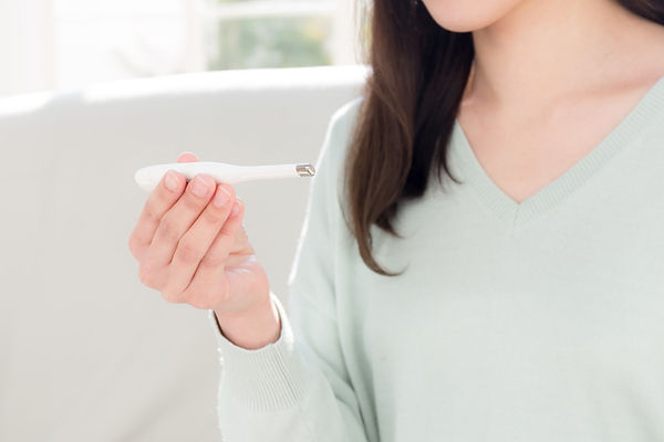 熱を測る女性