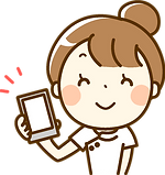 スマホを持ち笑顔の女性