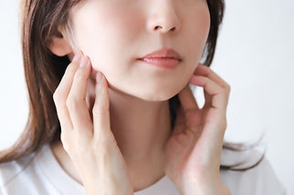 かみ合わせを確認する女性