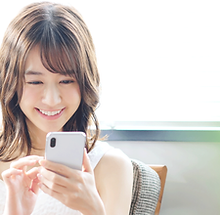 電話をかける女性