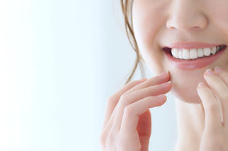 白い歯を確認する女性