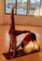 Stéphanie en préparation à Adhomukha vrksasana et Davide en Adhomukha svanasana