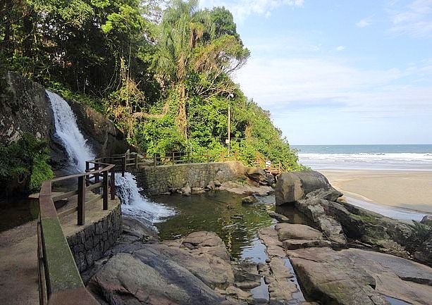 Praia do Iporanga, onde a cachoeira deságua no mar