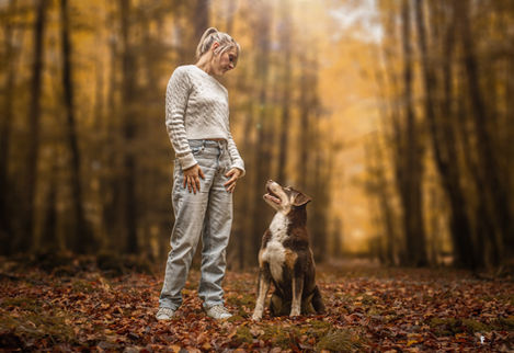 femme avec son vieux chien