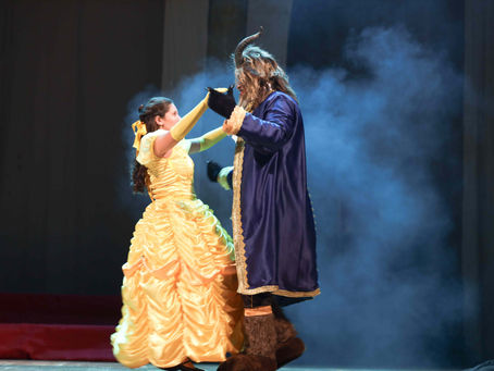 Fotos da apresentação da peça infantil A Bela e a Fera no Theatro Pedro II em Ribeirão Preto.