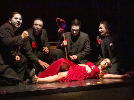 Atores no palco na encenação de Memórias Póstumas de Brás Cubas no Teatro Santarosa.