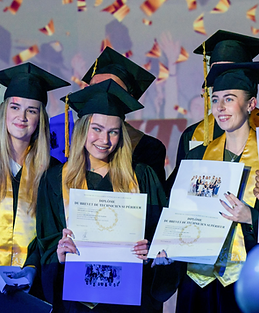 Étudiants d'une école de commerce lors de la cérémonie de remise des diplômes.