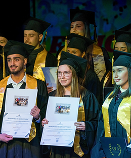 Étudiants d'une école de commerce lors de la cérémonie de remise des diplômes.
