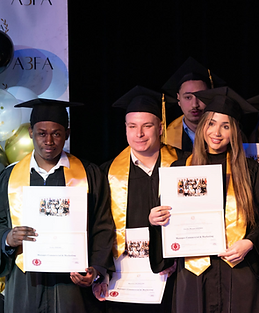 Étudiants d'une école de commerce lors de la cérémonie de remise des diplômes.