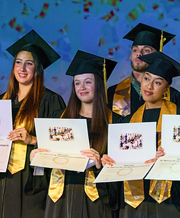 Étudiants d'une école de commerce lors de la cérémonie de remise des diplômes.