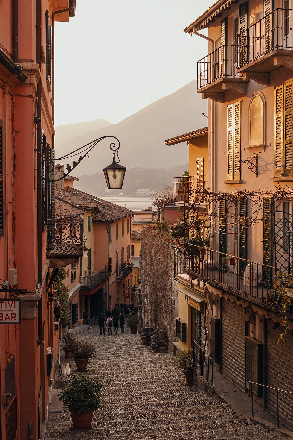 Vicolo caratteristico di un borgo italiano con lampione in ferro battuto