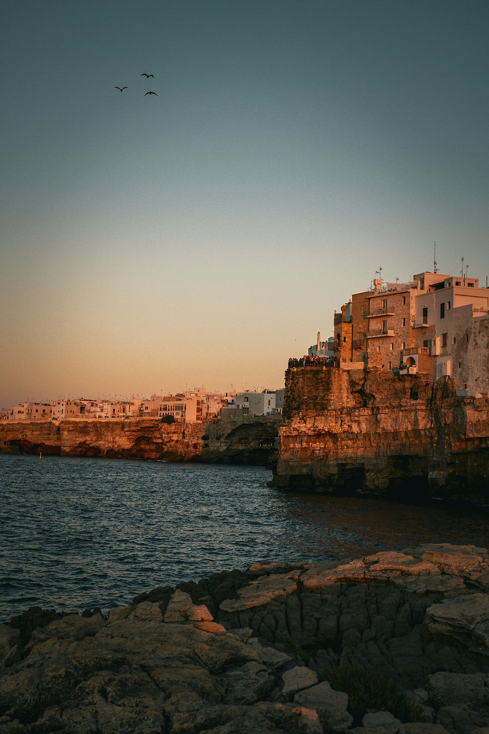 Borgo costiero italiano al tramonto