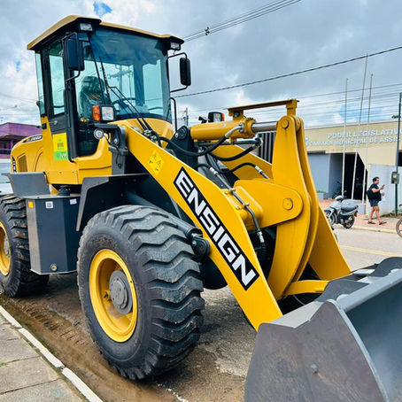 Prefeito Jerry destaca chegada de pá carregadeira que reforçará infraestrutura em Assis Brasil