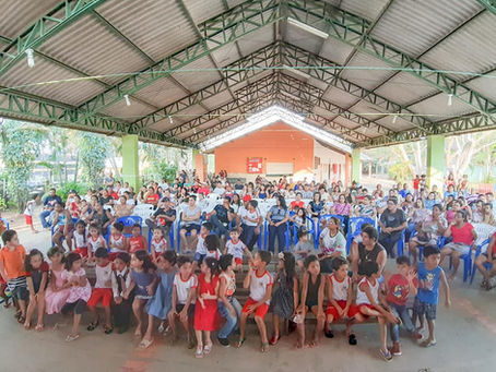 Secretaria Municipal de Educação entrega fardamentos e materiais esportivos a alunos 