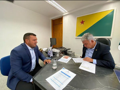 No gabinete do Senador Petecão, prefeito Naudo Ribeiro protocolo pedidos de emendas individuais