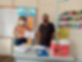 Kit de material escolar são entregues a pais e responsáveis pelos alunos da rede municipal de ensino