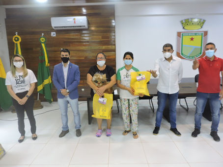 Prefeitura de Assis Brasil recebe cestas básicas, kits de higiene pessoal e água mineral da campanha