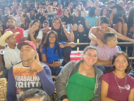 Noite histórica: 5ª Expo Plácido reúne rodeio emocionante, show nacional e presença da governadora Mailza Assis