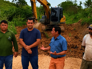 Prefeito Toscano Veloso acompanha início dos trabalhos de melhoramento no Ramal do Km 24 em Manoel Urbano