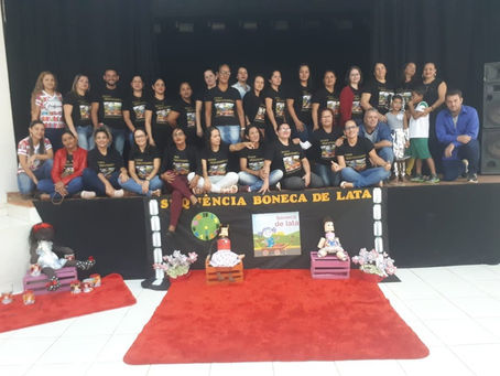 Alunos lotam centro cultural no encerramento do projeto Boneca de Lata em Brasiléia