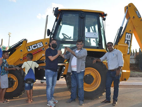 Prefeito e vice prestigiam cerimônia de entrega de uma nova retroescavadeira para o município