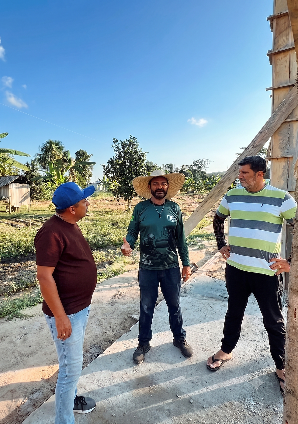 Prefeito de Porto Walter e Presidente da Câmara Acompanham Obras da Quadra Coberta e Celebram Reabertura de Ramal na Comunidade Natal