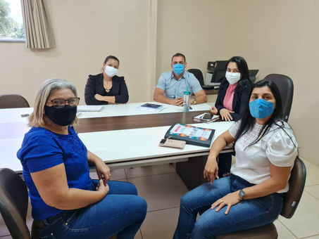 Prefeita Rosana Gomes participa de Reunião juntamente a Secretaria de Educação