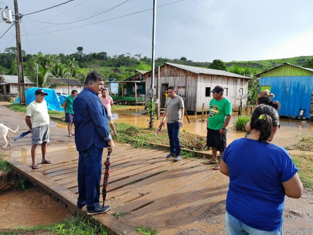 Prefeito sai na chuva para dar assistências a famílias que tiveram casas inundadas em Assis Brasil