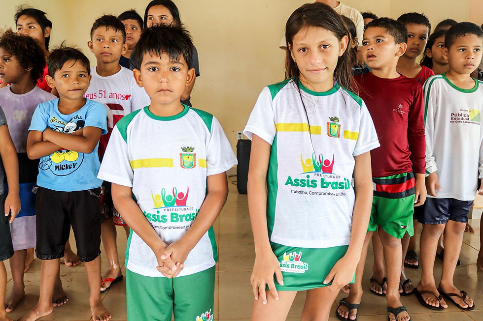 Prefeitura Jerry Correia entrega kits de fardamento escolar para alunos da zona rural