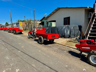 A Prefeitura de Marechal Thaumaturgo, por meio da Secretaria Municipal de Agricultura, realizou a entrega de 9 microtratores para agricultores do município.
