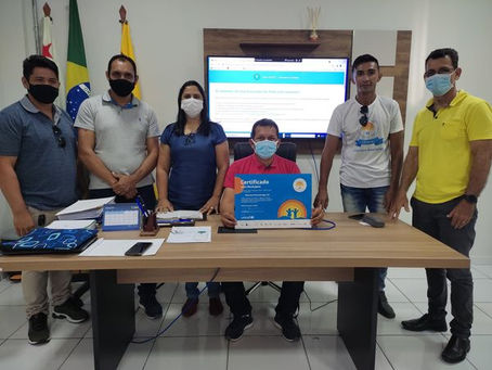 Prefeito Isaac Piyãko junto do vice Valdélio, assina termo de adesão do programa SELO UNICEF