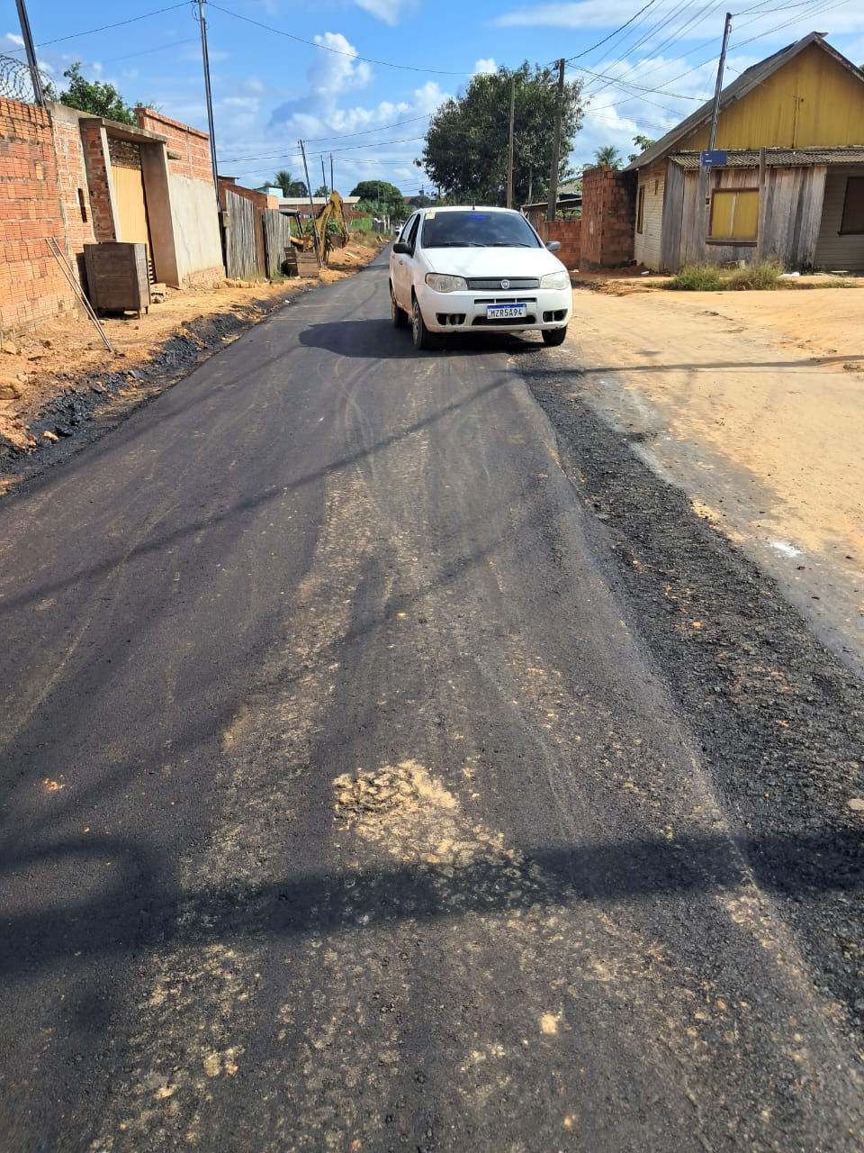 Prefeitura de Sena Madureira inicia asfaltamento na Rua Avestruz, bairro Eugênio Areal