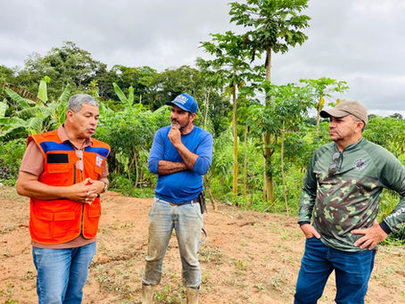 Equipes da Prefeitura de Brasiléia visitam propriedade com 70% de rachaduras na zona rural