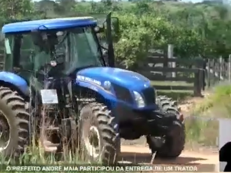 Prefeitura entrega máquina agrícola para trabalhos na comunidade do Bonal