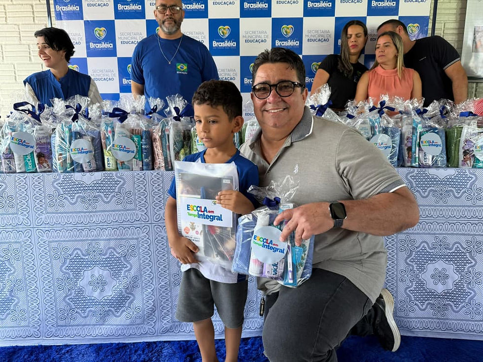 Prefeitura de Brasiléia entrega kits didáticos, de higiene e alimentos na escola Elson Dias Dantas