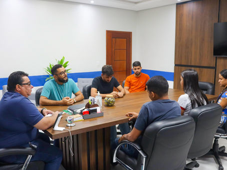 Prefeito Carlinhos do Pelado recebe o Padre Robson Eldes e a Comunidade Obra de Maria