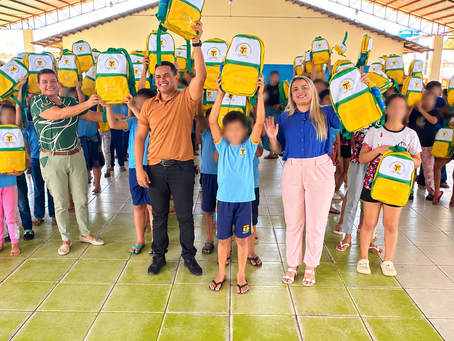 Fortalecendo a Educação: Prefeitura entrega bolsas, cadernos e outros materiais para estudantes de Sena Madureira