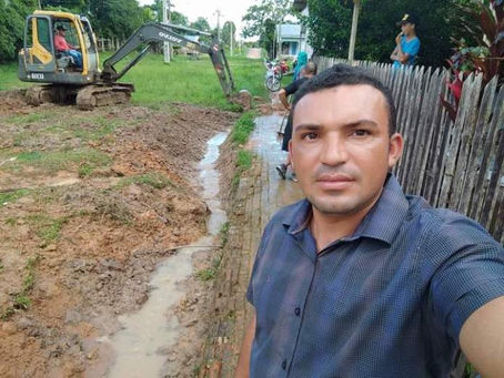 Prefeito Naudo Ribeiro acompanha trabalho de drenagem e desobstrução do esgoto