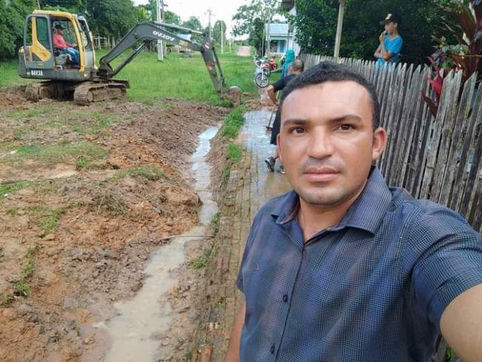 Prefeito Naudo Ribeiro acompanha trabalho de drenagem e desobstrução do esgoto