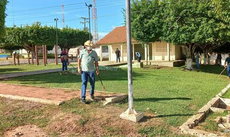 Prefeitura continua mutirão de limpeza em praças públicas e demais áreas do município