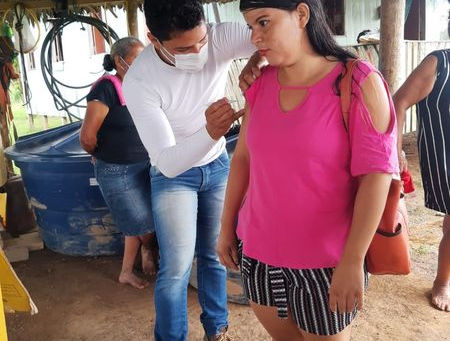 Doses da esperança: Prefeitura imuniza contra covid-19 a população ribeirinha