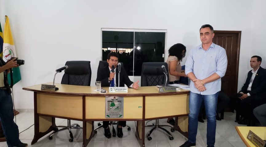 Pastor Uchoa comanda sessão especial para recondução de André Maia ao cargo de Prefeito Municipal