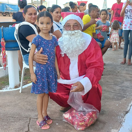 Prefeito se veste de papai noel presenteia crianças e entrega cestas básicas às famílias bujarienses