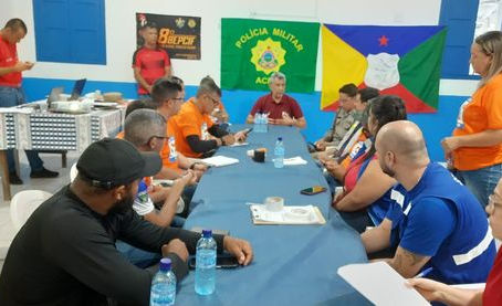 Prefeito reúne equipe e órgãos estaduais para balanço das ações de auxílio às famílias atingidas.