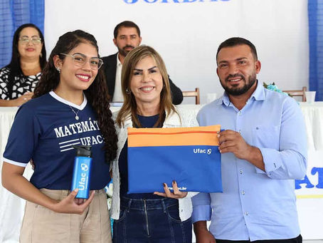 Alunos de Matemática em Jordão recebem kits de material escolar