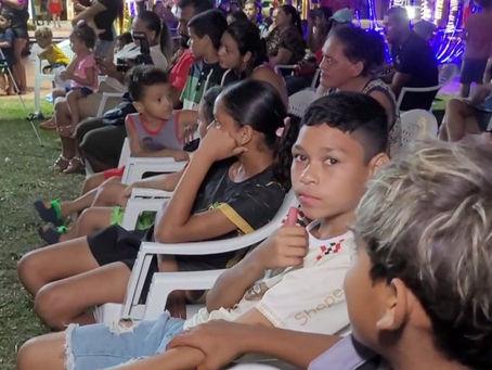 ACENDER DAS LUZES DE NATAL ENCANTA A COMUNIDADE NA PRAÇA CHICÓ RABELO