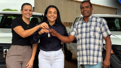 Na manhã desta sexta-feira, a prefeita Rosana Gomes realizou a entrega de importantes equipamentos e veículos que irão reforçar os serviços das secretarias municipais de Obras, Agricultura e Saúde em Senador Guiomard.